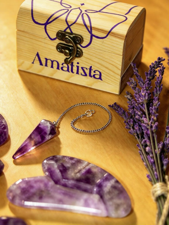 Cajita de madera de Amatizta con un péndulo de amatista, una piedra en forma de corazón y lavanda